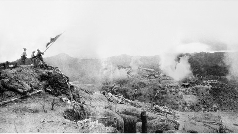 独立丘全景,1954年3月14日,在我军彻底摧毁欣蓝抵抗中心后,突击兵在敌军指挥掩体顶上高高举起胡志明主席的崇高奖项——决战决胜旗帜。(图:越通社)