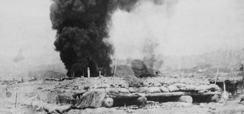 我军炮兵单位继续炮击敌军位置。被炮弹击中的敌军位置着火了。(图:越通社) H5.jpg