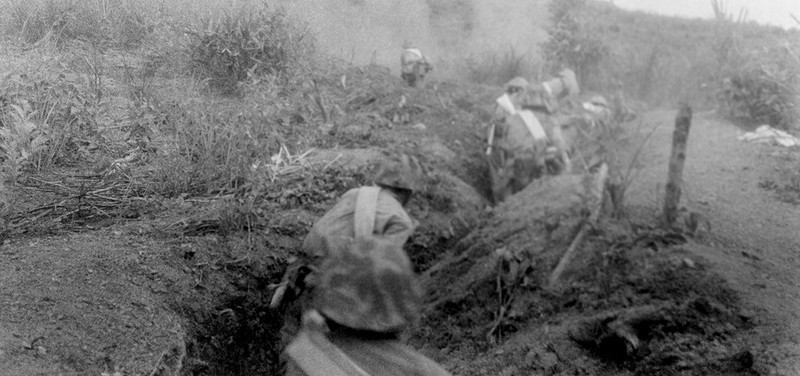 炮兵停止射击后,1954年3月13日——奠边府战役揭幕战,我军突击战士利用地形优势正在靠近敌军在欣蓝丘上的位置,并摧毁敌军在这里的阵地。(图:越通社) H6.jpg