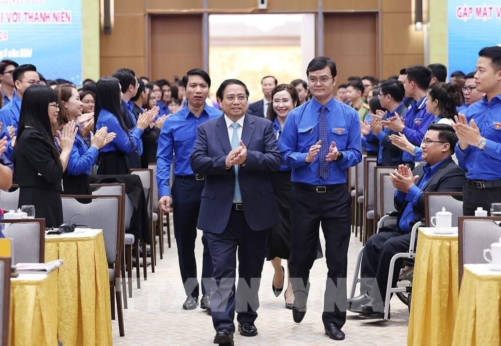 政府总理范明政(中)出席政府总理与青年对话会。(图:越通社)