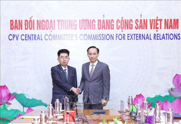 越南共产党中央书记处书记、中央对外部部长黎淮忠与朝鲜劳动党中央政治局候补委员、国际部部长、国务委员会委员、朝鲜最高人民会议主席金成南举行会谈。(图:越通社)