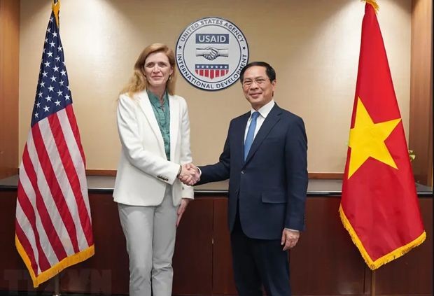 裴青山外长与美国国际开发署署长萨曼莎‧鲍尔合影。(图:越通社)