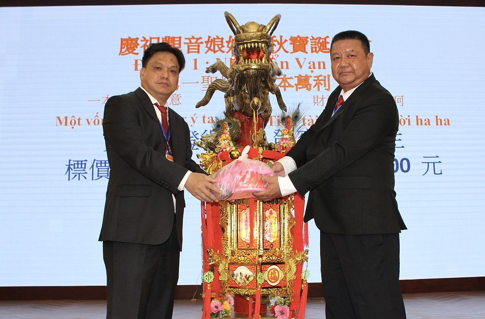 该庙副理事长梁耀明(右)向邓奕敏先生移交第一圣灯。 D3.jpg