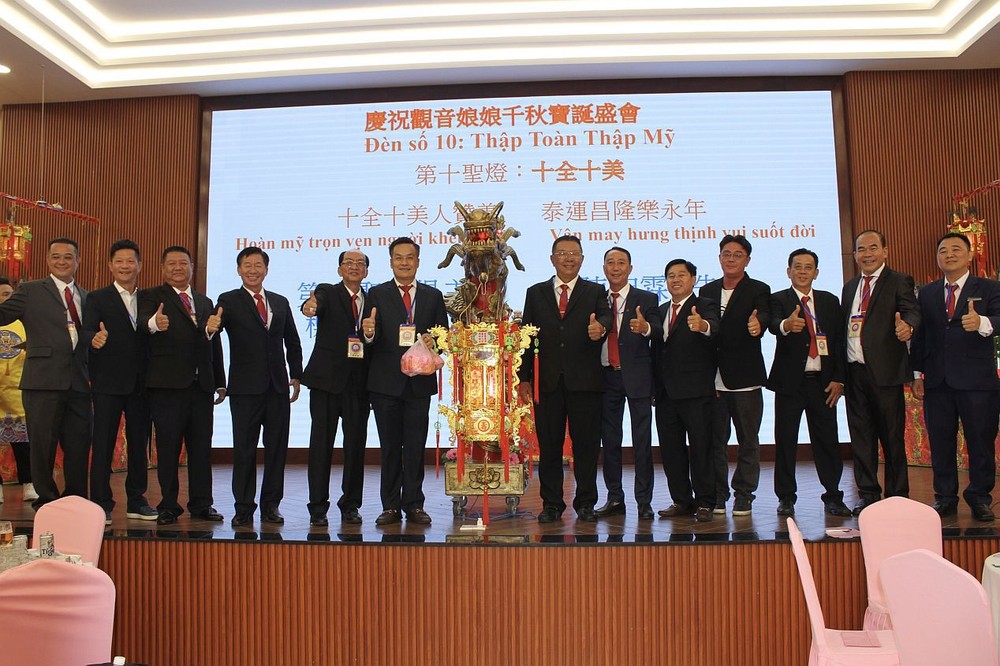 该庙诸位理监事祝贺陈昶霖医师投得第十圣灯。 D4.jpg