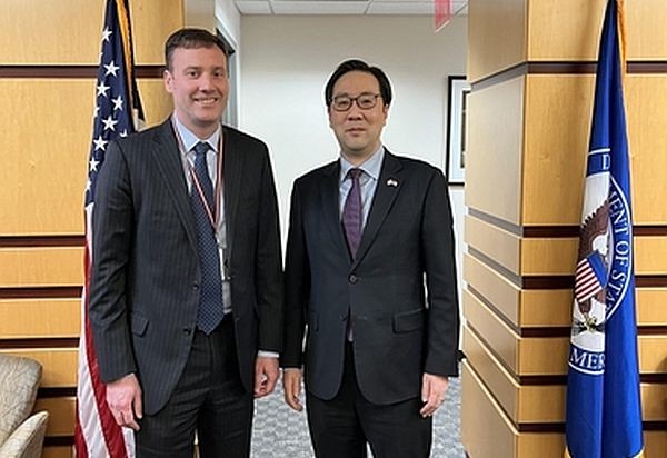 韩国外交部朝核外交企划团团长李埈一（右）和美国国务院代理对朝特别副代表职务的林恩·德贝沃伊斯合影。（图：韩联社）