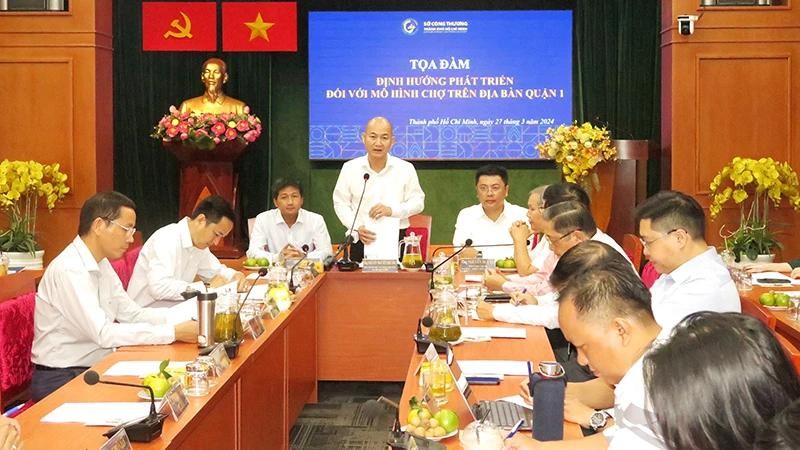 市工商厅副厅长阮原方（中）在座谈会上发言。（图：黄廉）