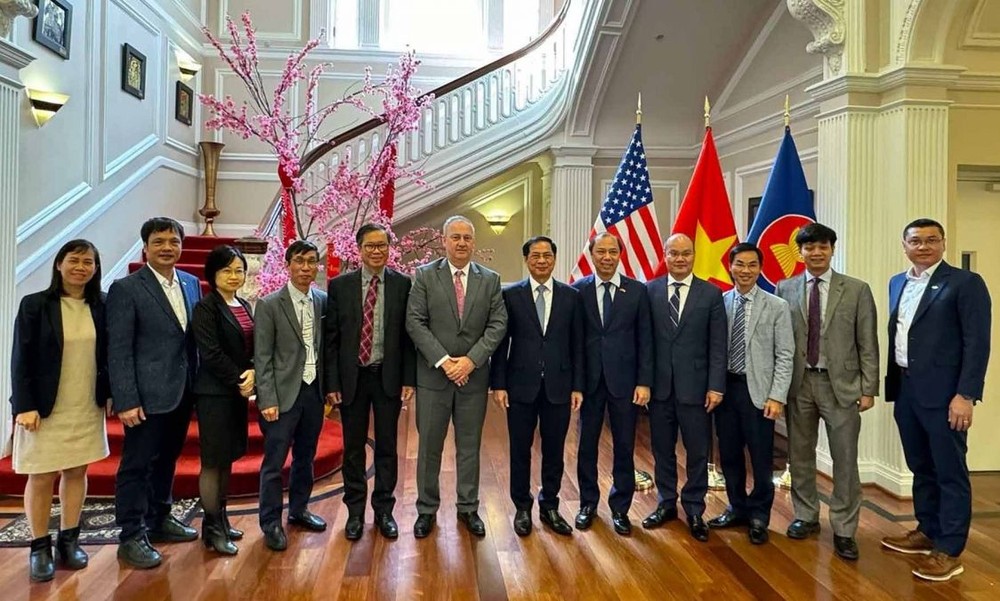 越南外交部部长裴青山和亚利桑那大学副校长杰佛瑞‧戈斯以及越南代表团合影。(图:越通社)