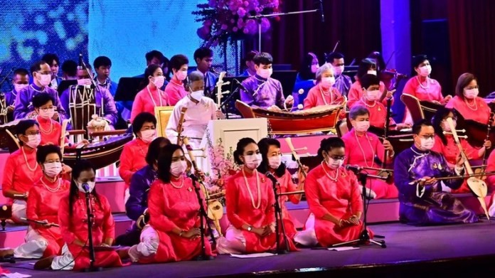 泰国公主(中)在音乐会上表演其创作的越南音乐作品。