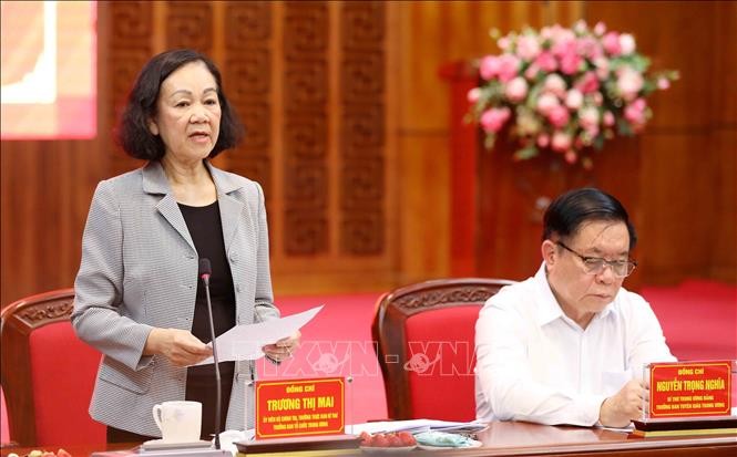 党中央组织部长张氏梅(左)在会议上发表讲话。(图:越通社)