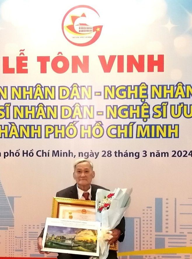 杨锦全荣获优秀艺人称号 。 le-ton-vinh1.jpg