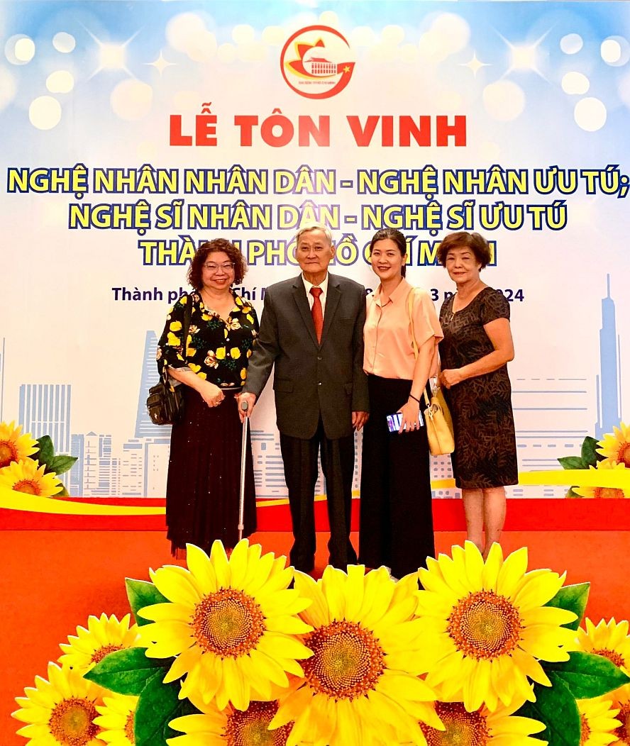 市各民族文学艺术协会常值副主席张四妹及统一粤剧团团长黄翠霞前往祝贺。 le-ton-vinh2.jpg