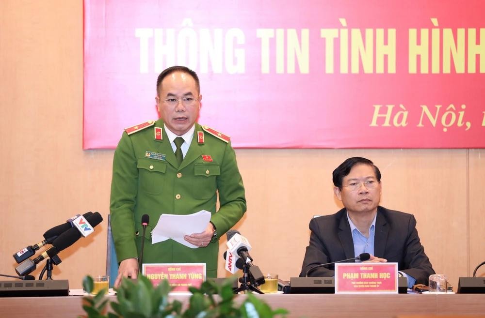 河内市公安厅副厅长阮青松少将在新闻发佈会上发言。(图:明康) thieu-tuong.webp