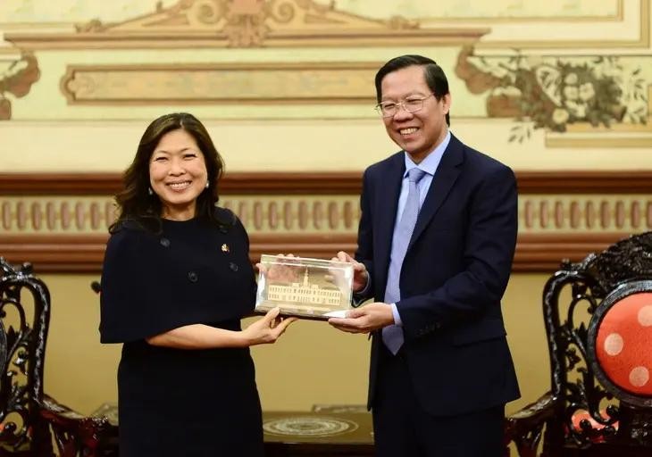 市人委会主席潘文迈(右)向加拿大出口促进、国际贸易与经济发展部长伍凤仪赠送对外交往纪念品。(图:光定)