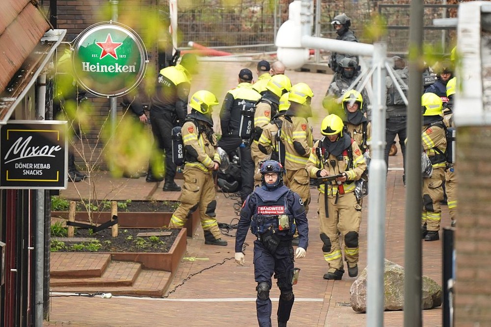当地时间2024年3月30日,荷兰埃德,警察和紧急服务人员聚集在一起,几名人质被劫持。(图:AFP)