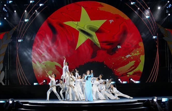 在艺术节目中,演出的一幕。(图:越通社)