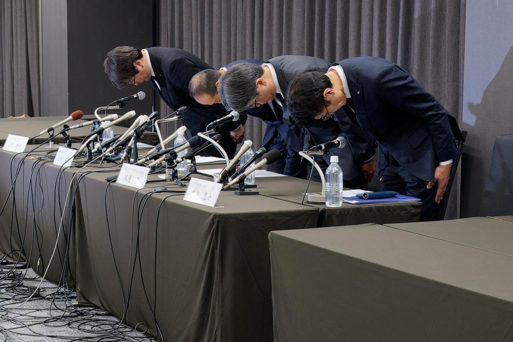 3月29日,小林制药公司社长小林章浩(左二)及相关负责人在日本大阪举行的新闻发布会上鞠躬。(图:新华社)