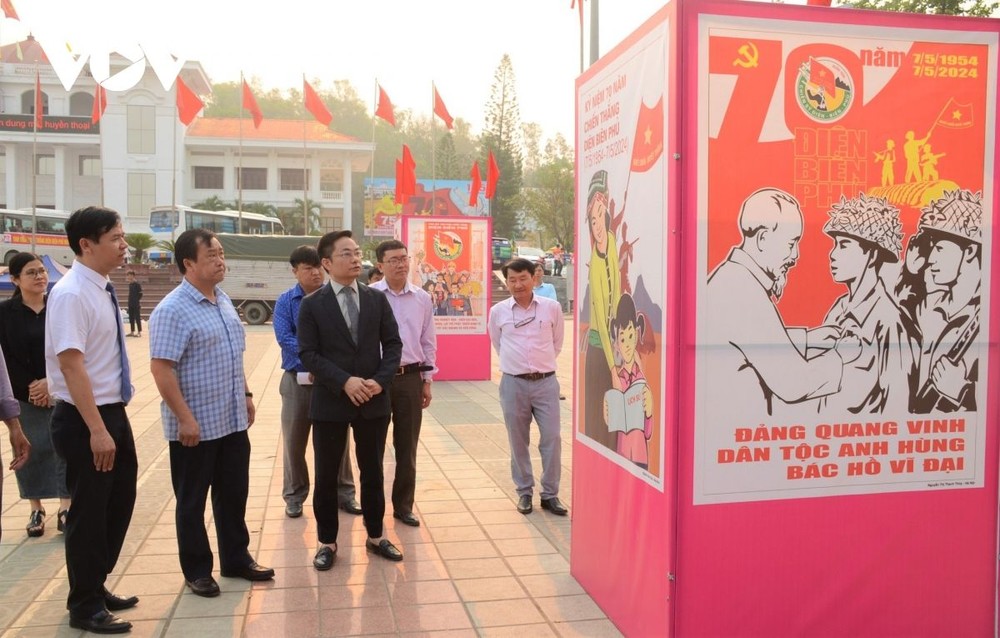 展会上,组委会展示全国专业与非专业画家的70幅作品。(图:VOV)