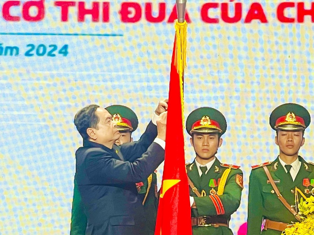 国会常务副主席陈清敏代表党及国家领导为芽庄市党部、政府传统旗帜上佩挂三等劳动勋章。(图:杨姮娥) gan-huan-chuong.jpg