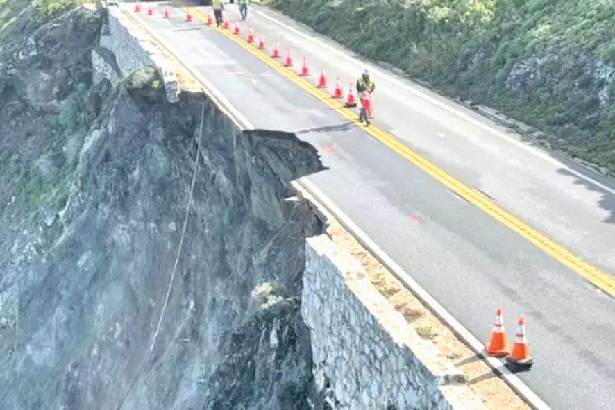 美加州1号公路部分路段因暴雨塌陷