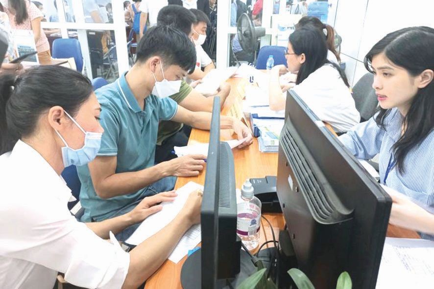 劳工参加就业招聘盛会。(图:日阳)