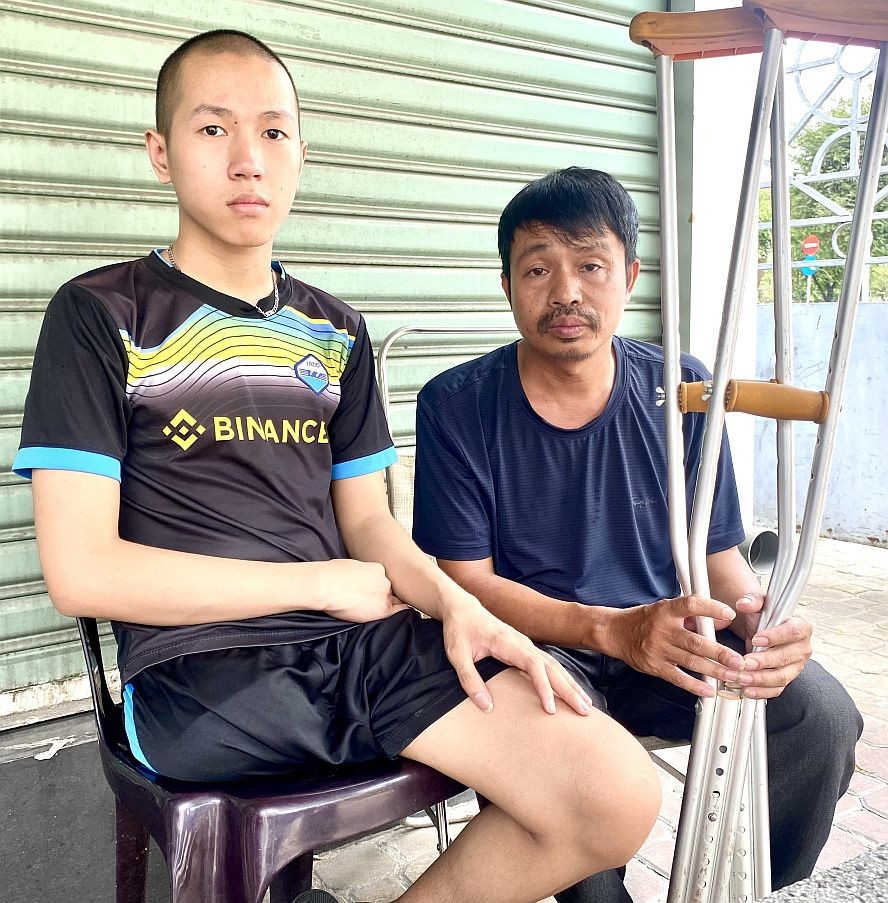 被锯掉右脚的阮进英和父亲阮文陵。