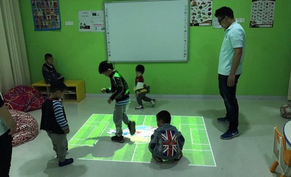 中国患有自闭症的儿童正在通过技术的辅助进行学习和康复。(图:联合国)