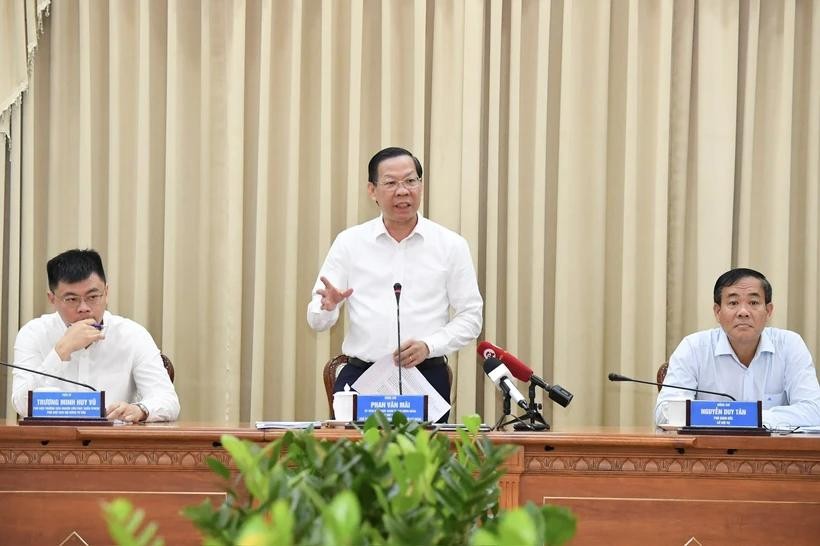 市人委会主席潘文迈会上致辞。(图:越勇)