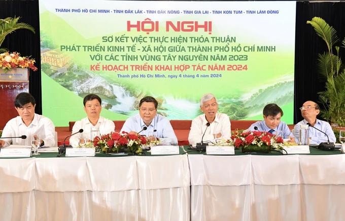 市人委会副主席武文欢(右三)在会上致辞。(图:越勇)