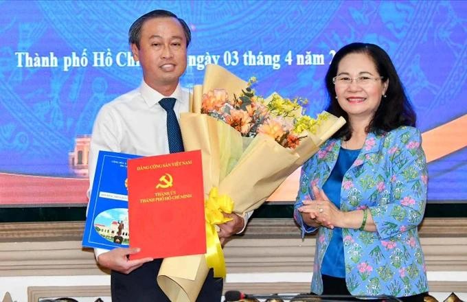 市人民议会主席阮氏丽(右)向黄青仁同志颁授人事委任《决定》。(图:越勇)