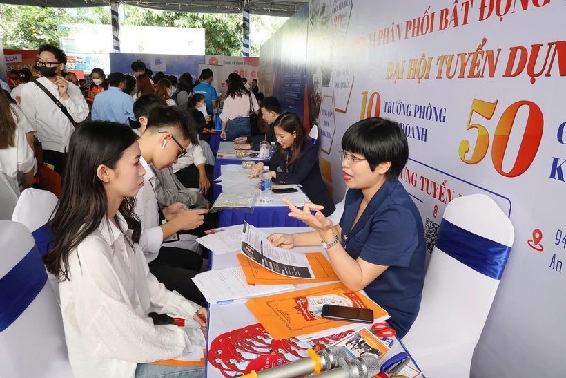 众多大学生和求职者参加本市2024年经济专业招聘会寻求就业机会。(图:越通社)