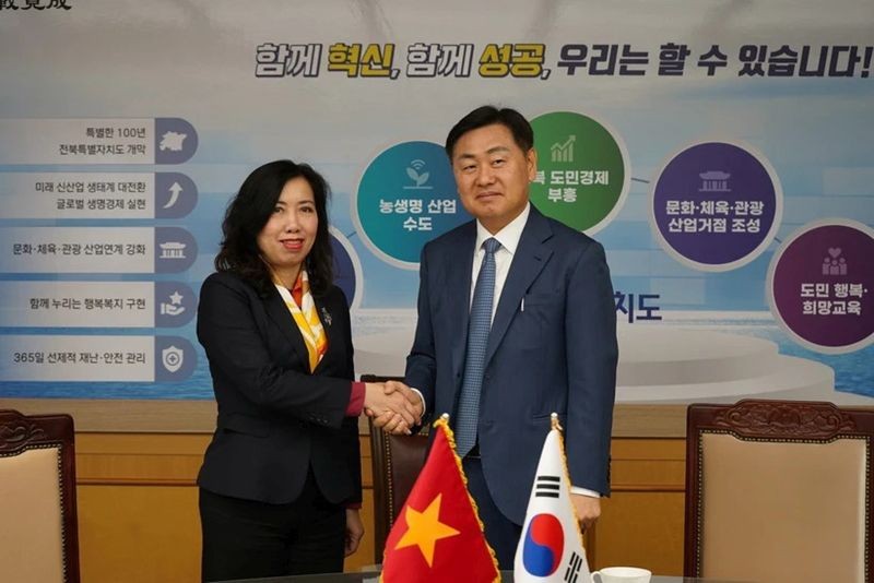 越南外交部副部长黎氏秋恒与韩国全罗北道知事金宽永。(图:越通社)