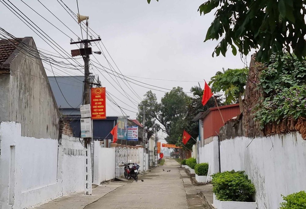 民户在节日期间悬挂国旗。（图：互联网）