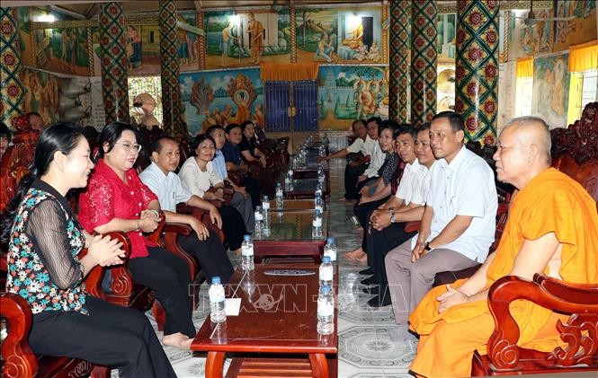 民族委员会副主任、副部长农氏霞（左一）与工作团亲往探望滀臻省州城县富新乡四面寺，为僧侣们拜年。（图：越通社）