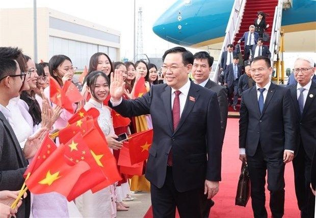 越南国会主席王廷惠与越南高级代表团抵达北京。(图:越通社) CTQH-2.jpg