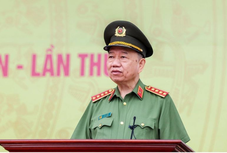 公安部长苏霖大将在视察演练总阅兵活动上发表讲话。(图:越通社)