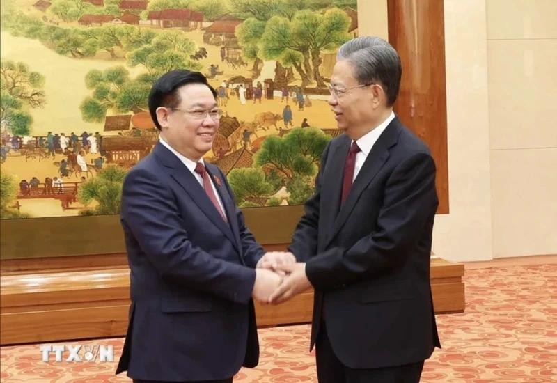 越南国会主席王廷惠(左)和中国全国人大常委会委员长赵乐际。(图:越通社)