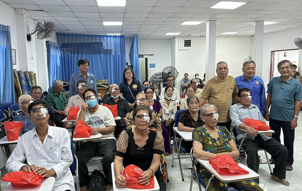 培德精舍副会长曾碧媚（左二）与各位护法理事会代表，市贫困病人辅助会和仁和分会代表与术后白内障病人合照留念。