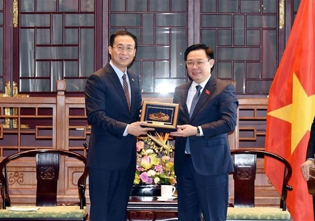 越南国会主席王廷惠(右)向中国交通建设集团有限公司领导赠送纪念品。(图:越通社)