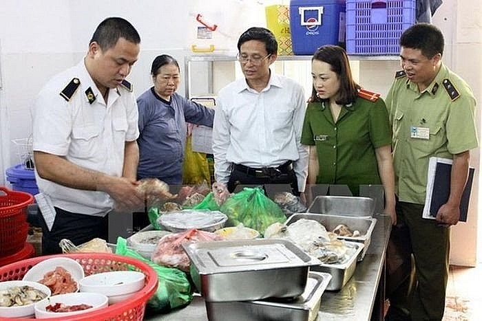 食品安全联部门检查团对一餐饮店进行食品安全专项检查。(示意图:卫生部)