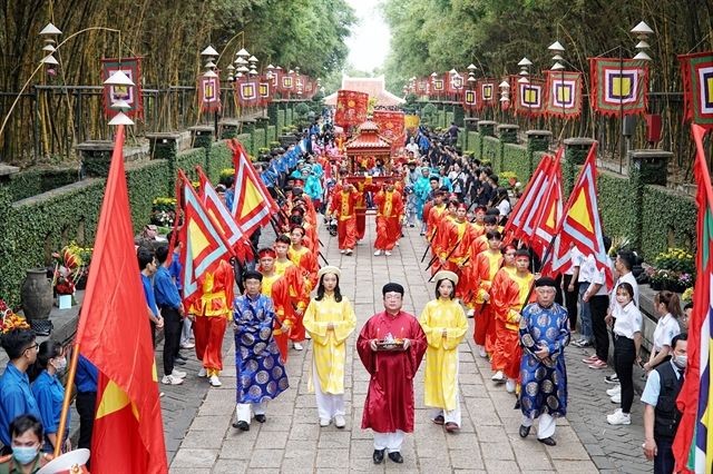 雄王庙盛会举行的祭祀、迎轿仪式。(图:越通社)