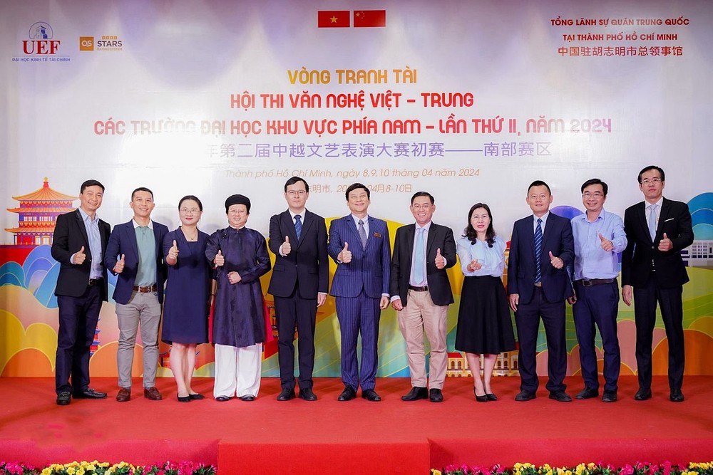 中国驻胡志明市总领事馆副总领事徐州(左五)与各院校代表合照。 D5.jpg