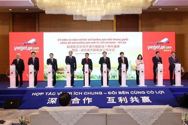 国会主席王廷惠和代表们出席了开通飞往中国航线10週年纪念典礼。 LE-KHOI-DONG.jpg