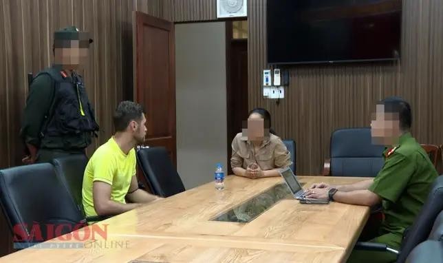 犯罪嫌疑人凯特琳奇克‧罗曼(T 恤衫)在公安派出所通过翻译员向调查员供述犯罪过程。(图:SGGPO视频截图)