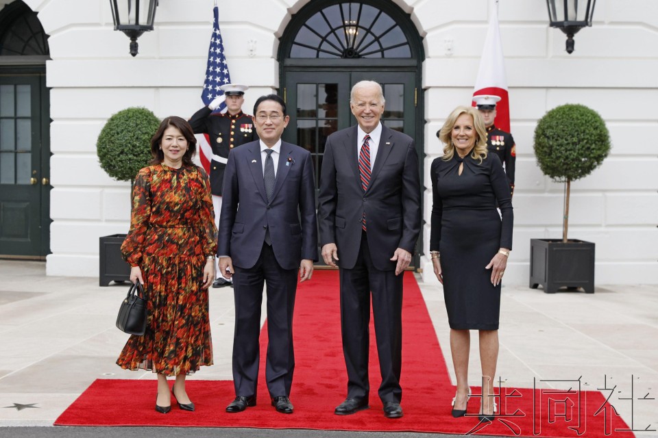 4月9日,日本首相岸田文雄和夫人裕子(最左)与美国总统拜登(右二)及其夫人吉尔(最右)在美国华盛顿白宫合影。(图:共同社)