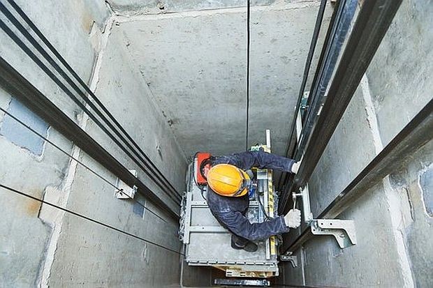 公寓电梯需要定期维修、保养以确保居民安全。