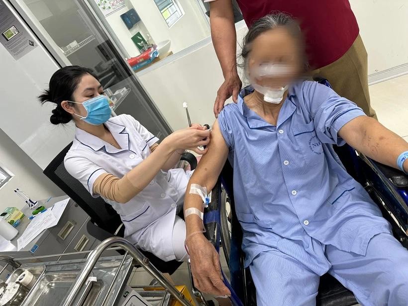 医护人员正为伤者施打狂犬病疫苗。（图：院方提供）