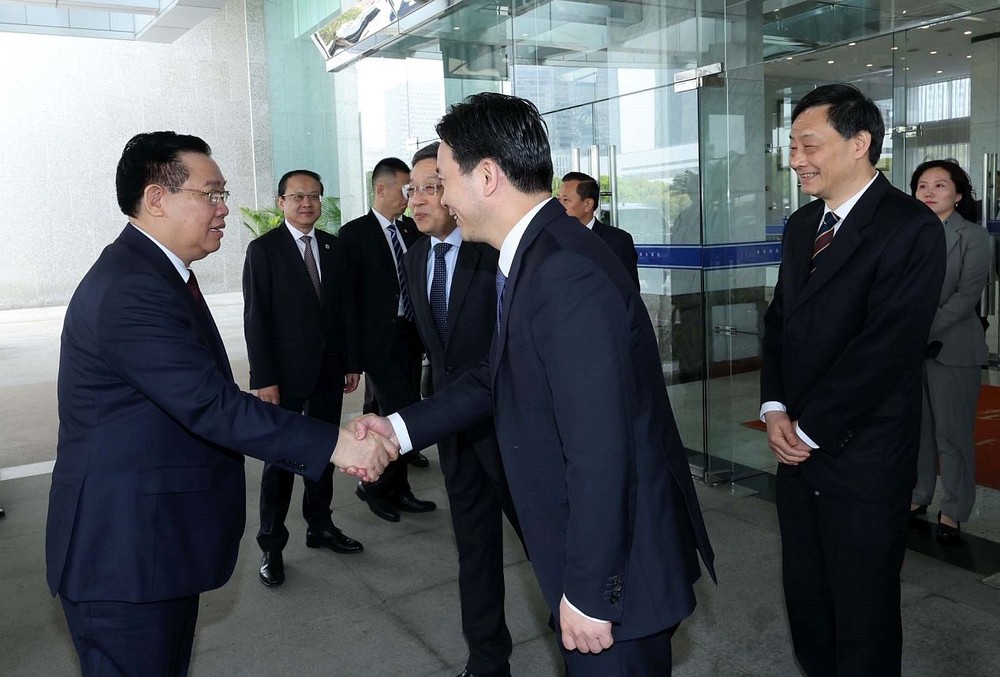 上海自由贸易试验区领导迎接越南国会主席王廷惠(左)。(图:越通社)