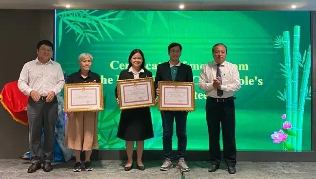 市各友好组织联合会向若干外国非政府组织颁授奖状。(图:瑞宇)