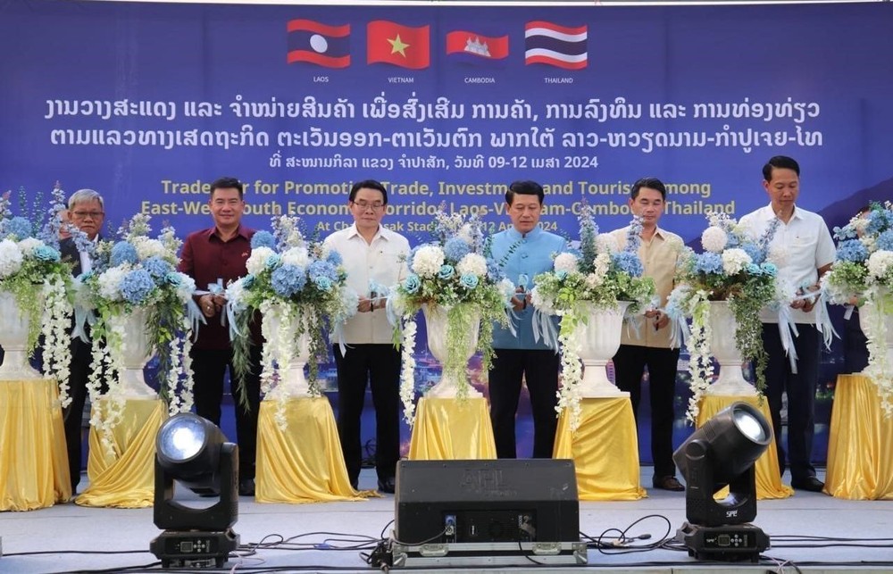越南-老挝-柬埔寨-泰国贸易博览会开幕剪彩仪式。(图:越通社)