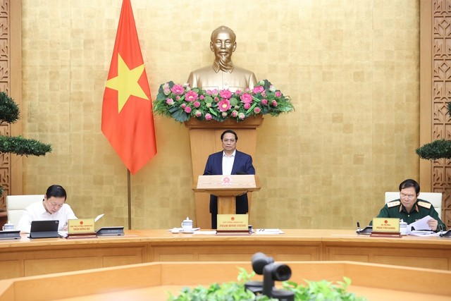 政府总理范明政(中)主持会议。(图:VGP)